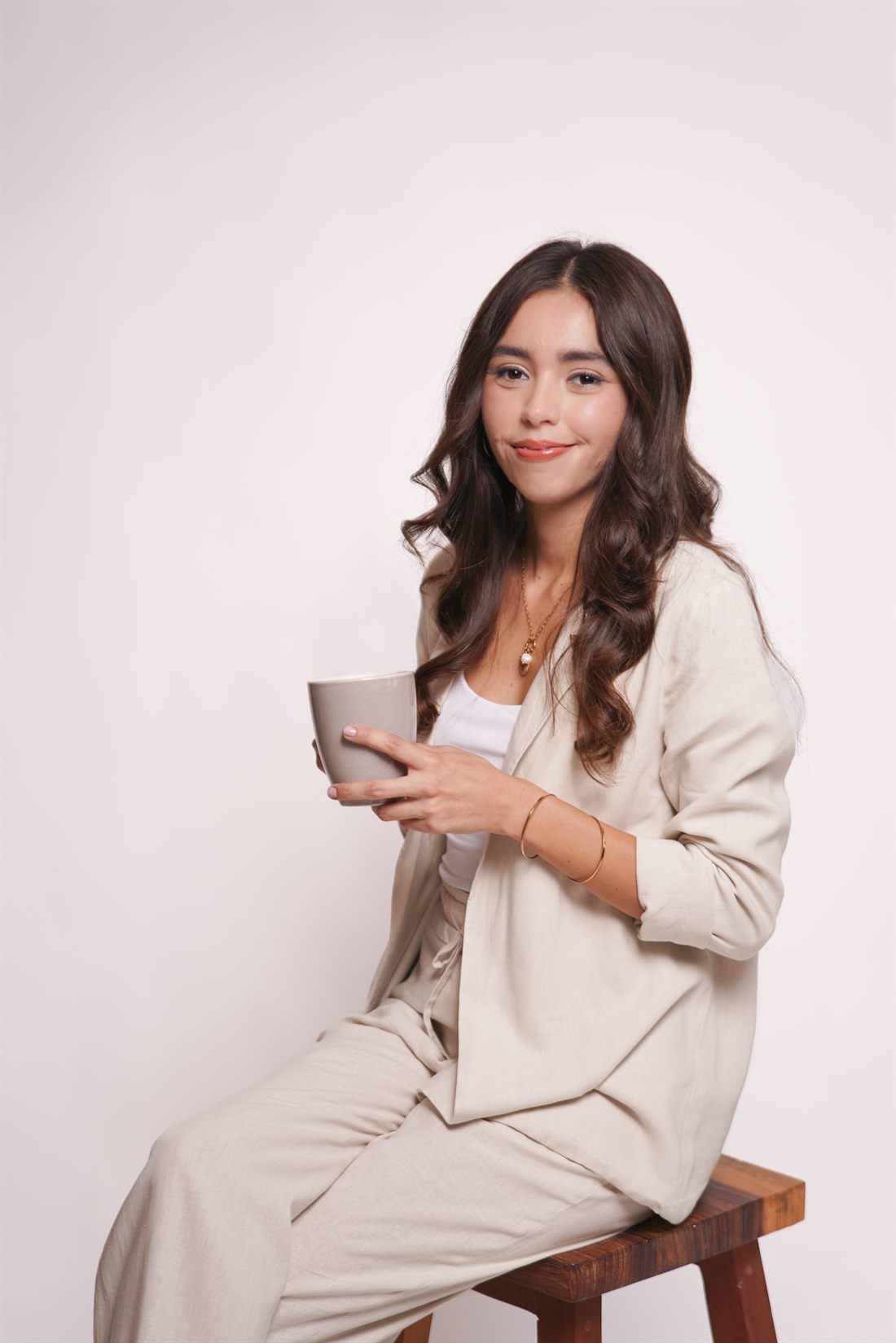 Daniela Nieto sentada, con una taza en la mano